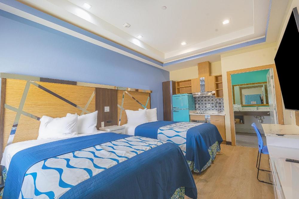 2 Queen Beds with Kitchenette interior